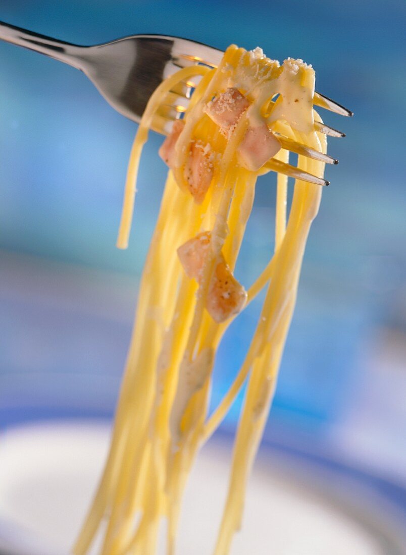 Spaghetti mit Mascarpone-Schinken-Sauce auf Gabel