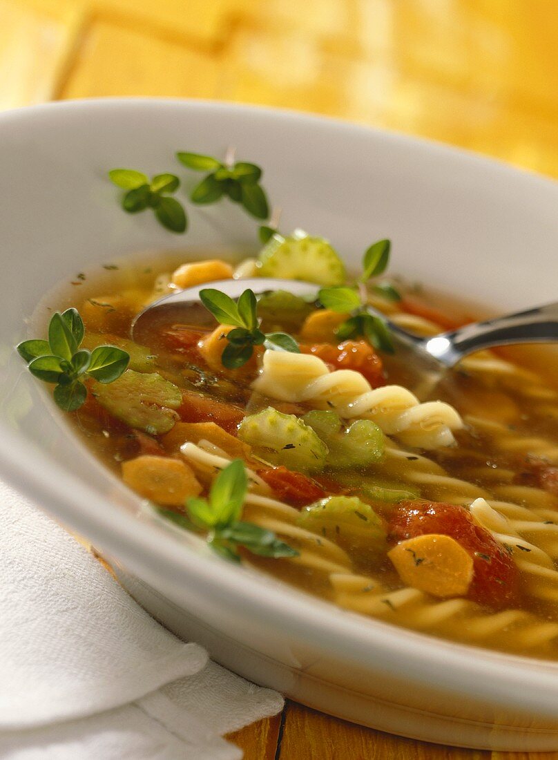 Linsen-Gemüse-Suppe mit Fusilli und Balsamessig