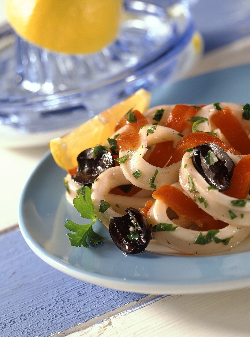 Tintenfischsalat mit Paprikastreifen und Oliven