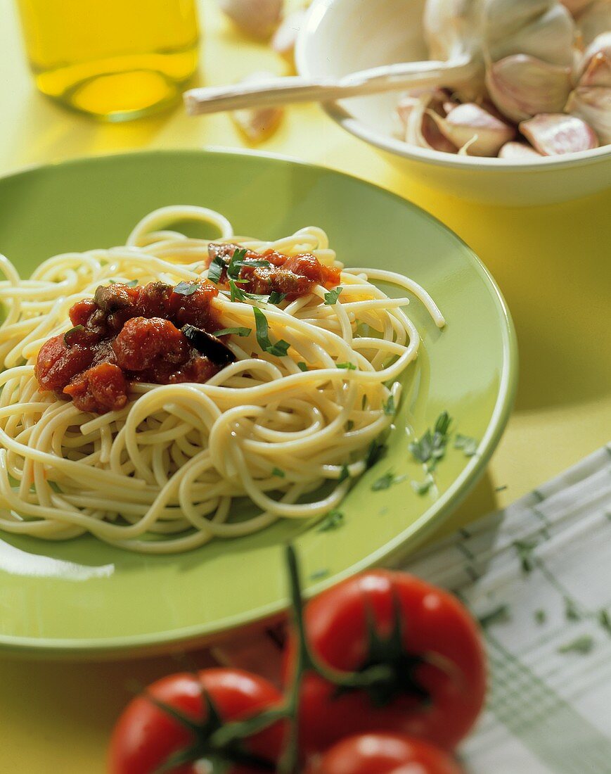 Spaghetti al pomodoro (Spaghetti with tomato & vegetable sauce)