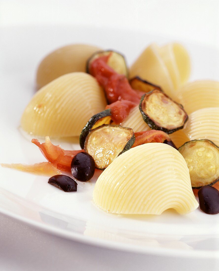 Conchiglie condite (Conchiglie with fried courgettes)