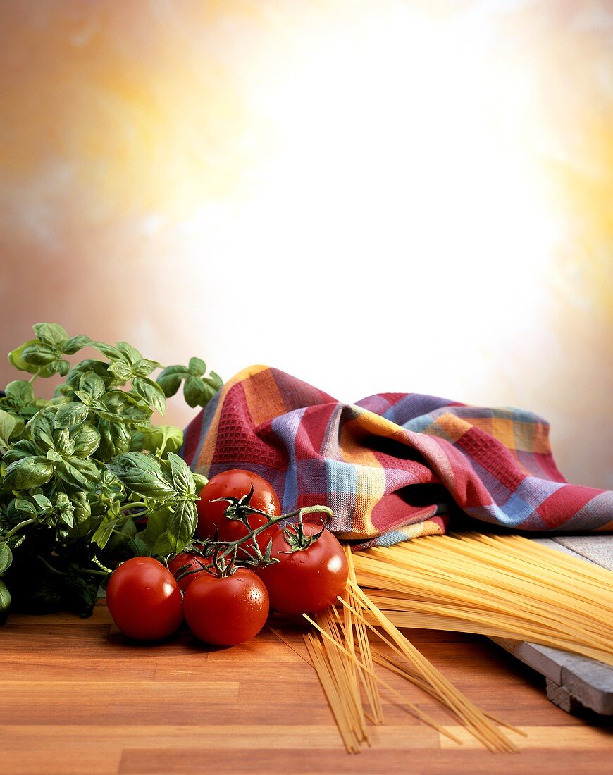 Stillleben mit Spaghetti, Tomaten und Basilikum