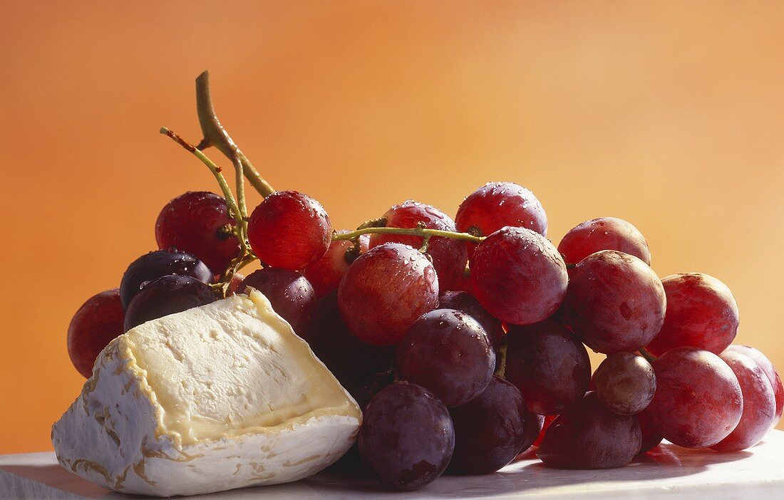 Rote Traube mit Weichkäse