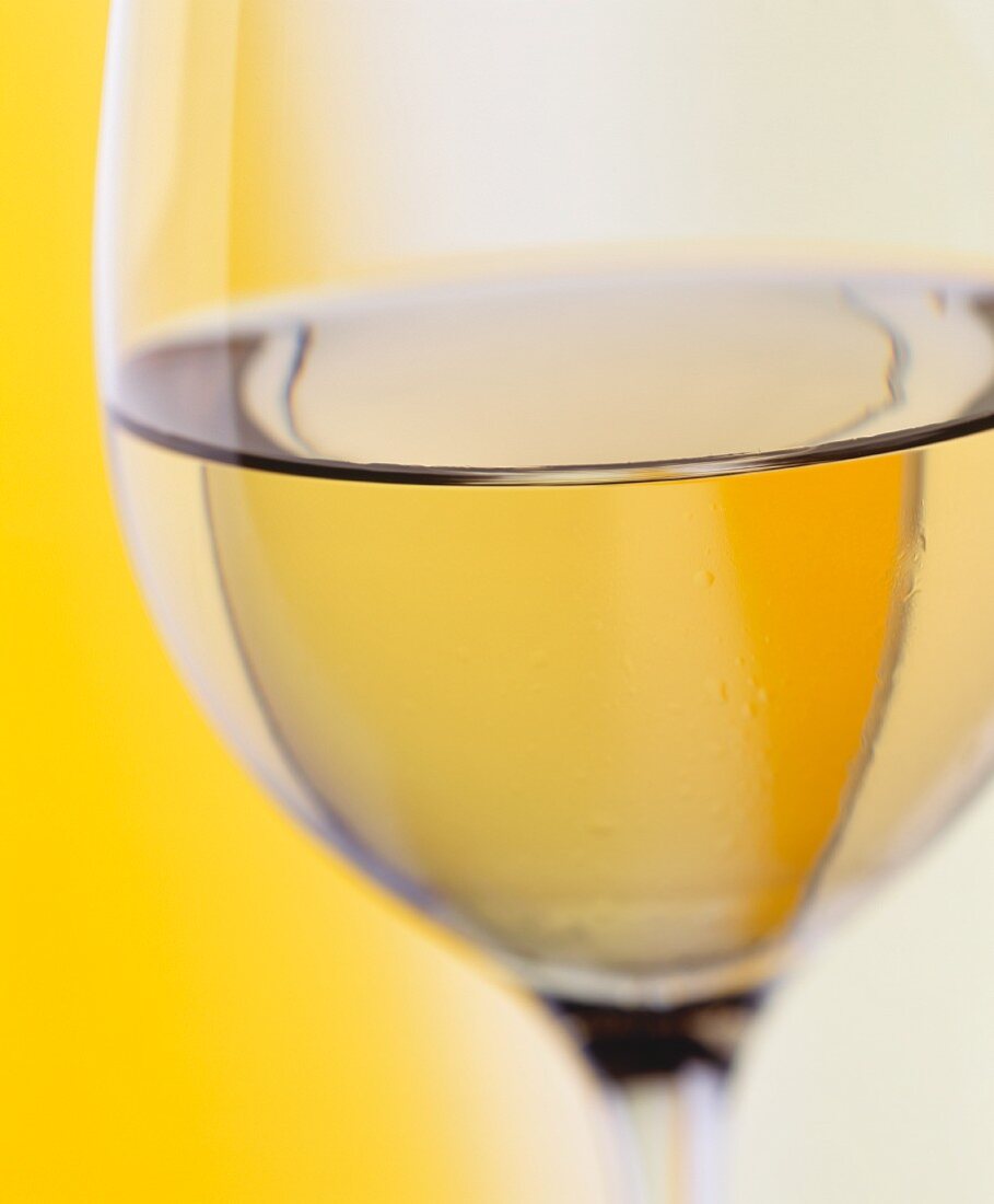 A glass of white wine (close-up)