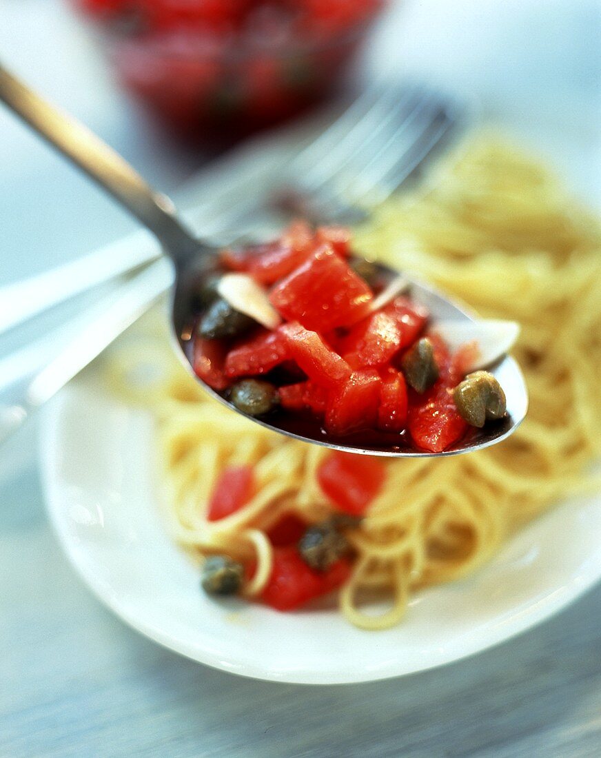Spaghetti alla messinese (Spaghetti mit Tomaten-Kapern-Sauce)