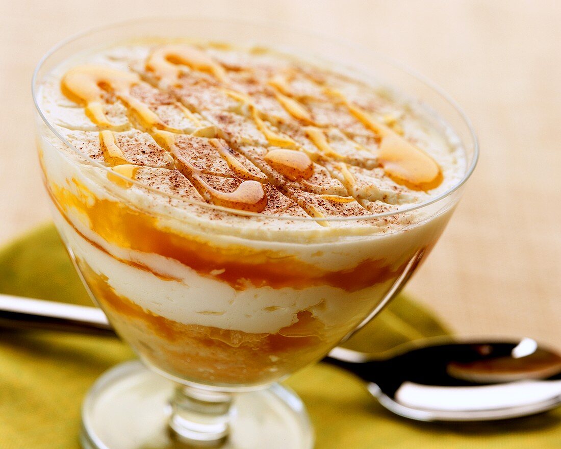 Honig-Aprikosen-Creme in einer Dessertschale