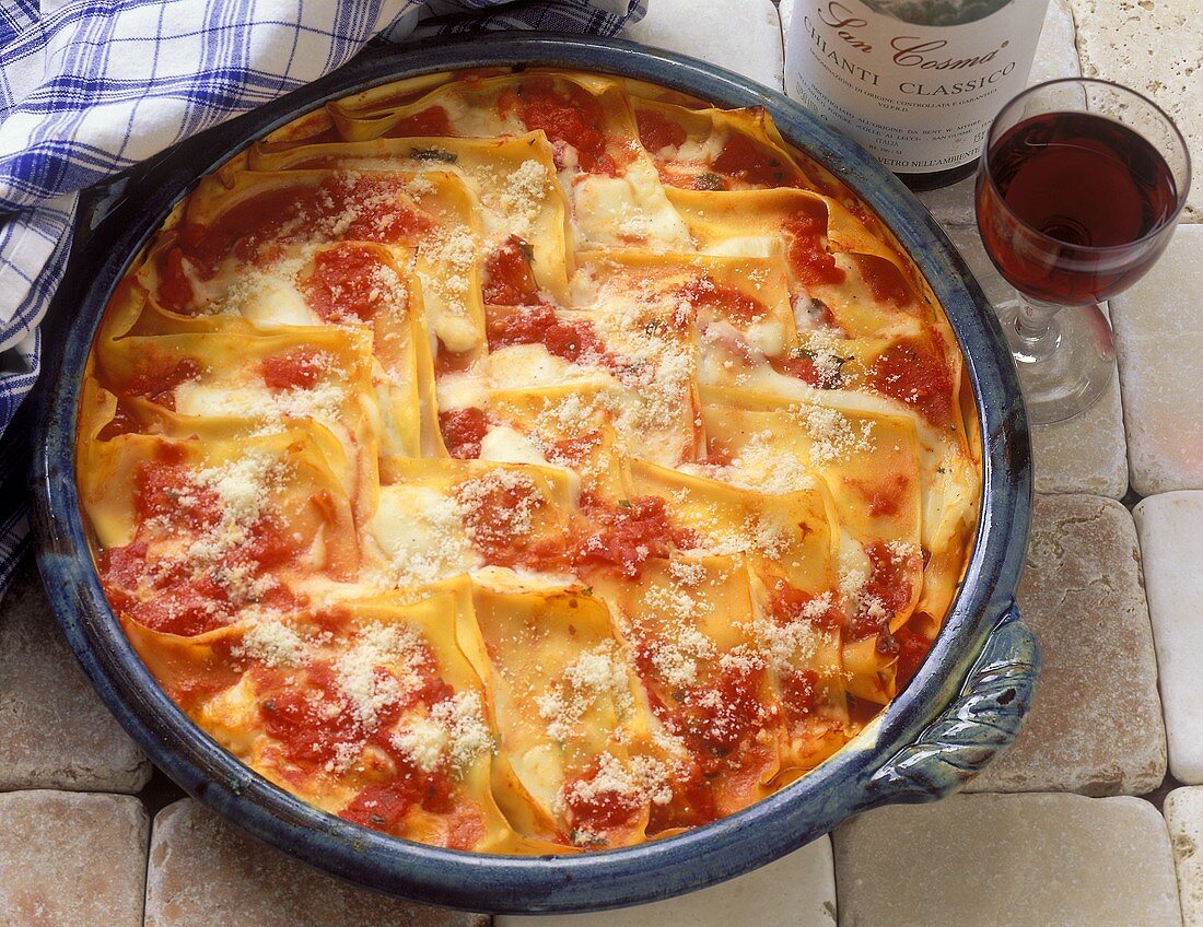 Gefaltete Lasagne mit Ricotta, Tomaten und Mozzarella