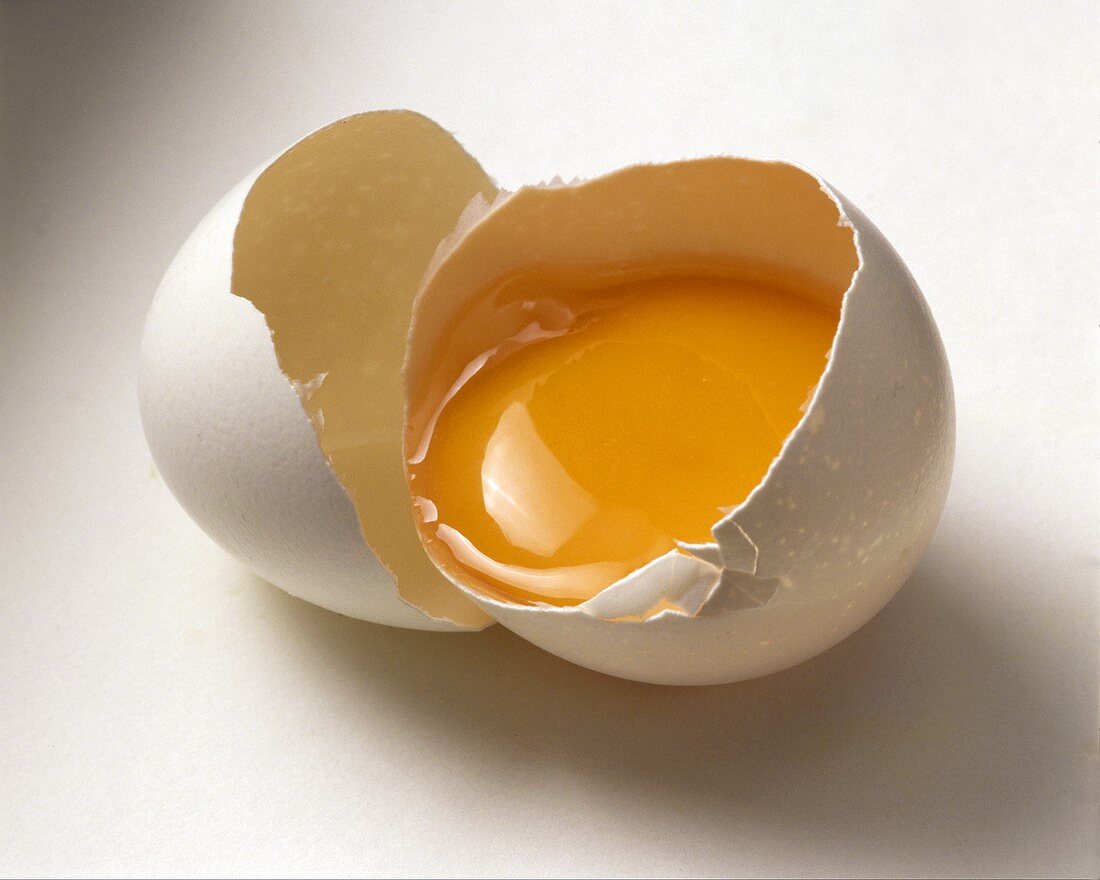 Ein aufgeschlagenes rohes Ei