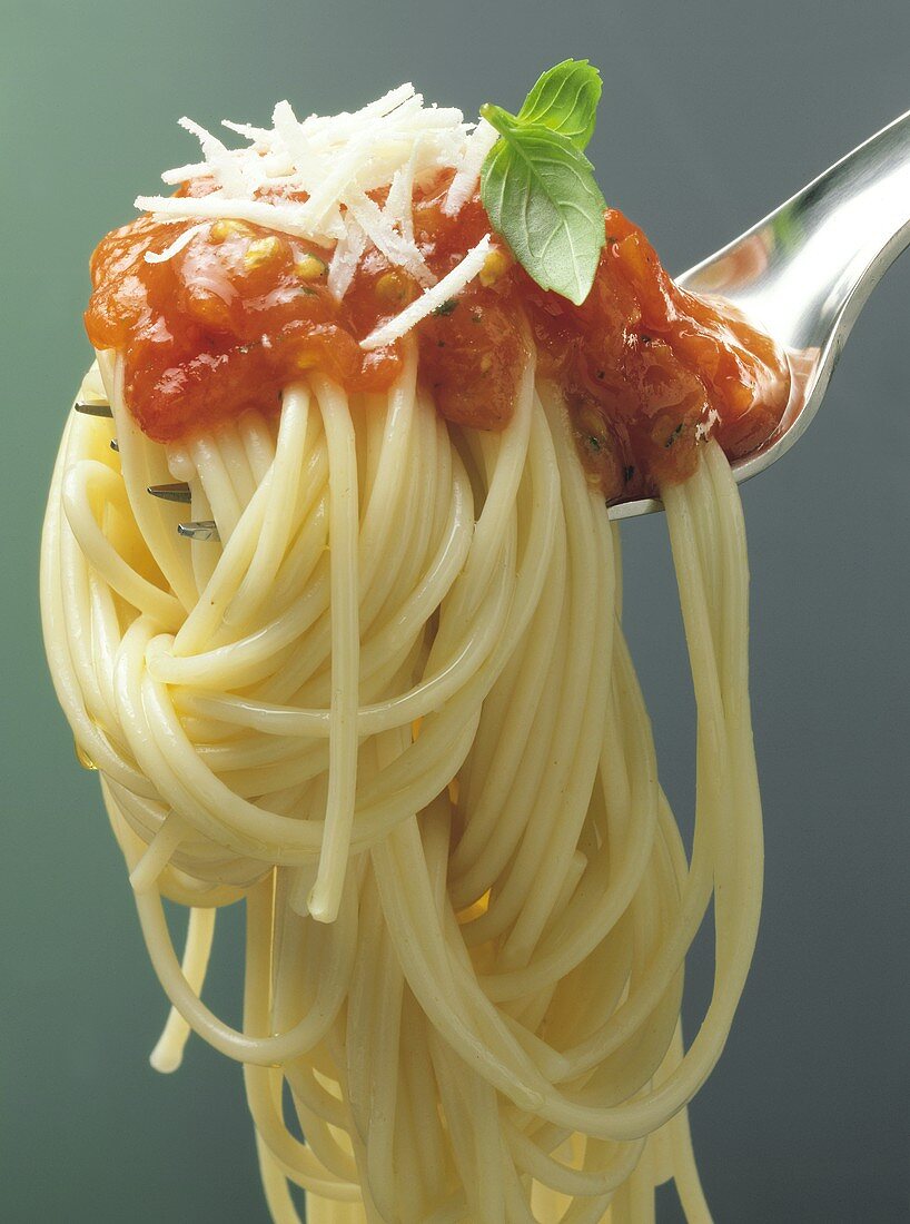 Spaghetti mit Tomatensauce auf einer Gabel