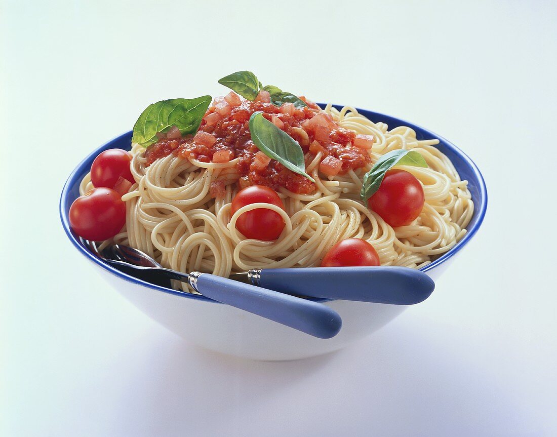 Spaghetti mit Tomatensauce und Tomaten in einer Schüssel