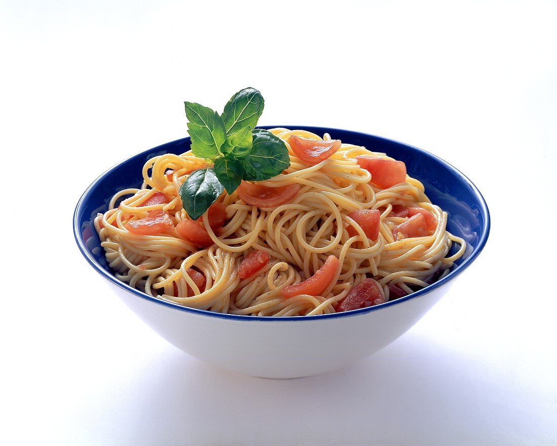 Spaghetti mit frischen Tomaten in einer Schüssel