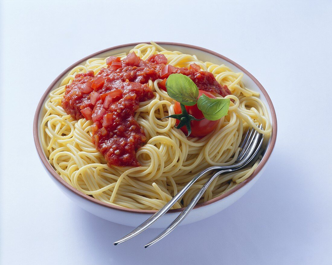 Spaghetti mit Tomatensauce und Tomaten in einer Schüssel