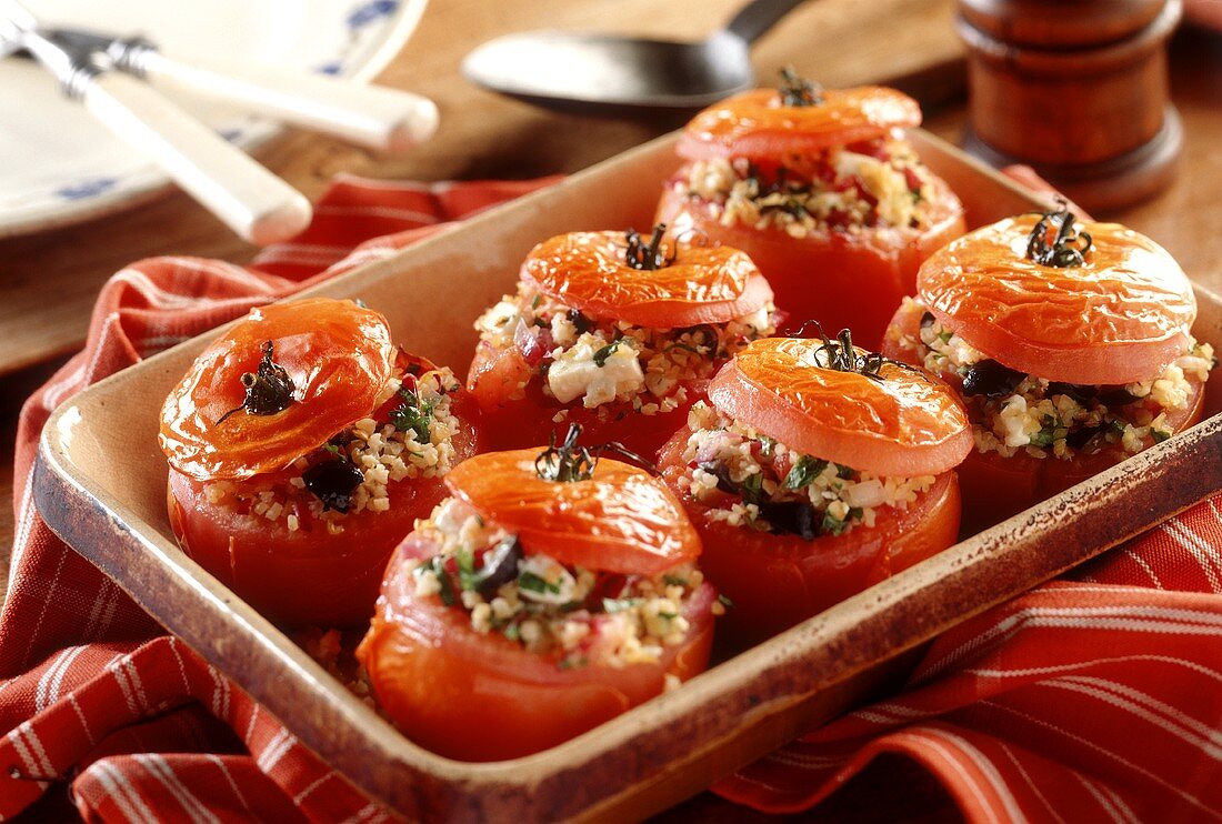 Gefüllte Tomaten mit Oliven-Feta-Bulgur Füllung