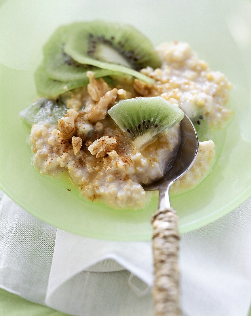 Millet and kiwi fruit muesli