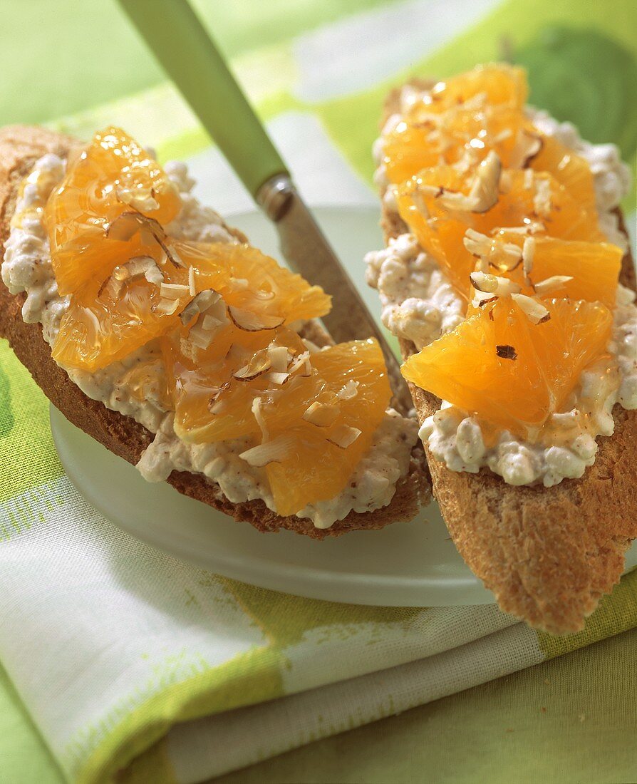 Vitalbrot: Orangen-Hüttenkäse-Brot mit gehackten Mandeln