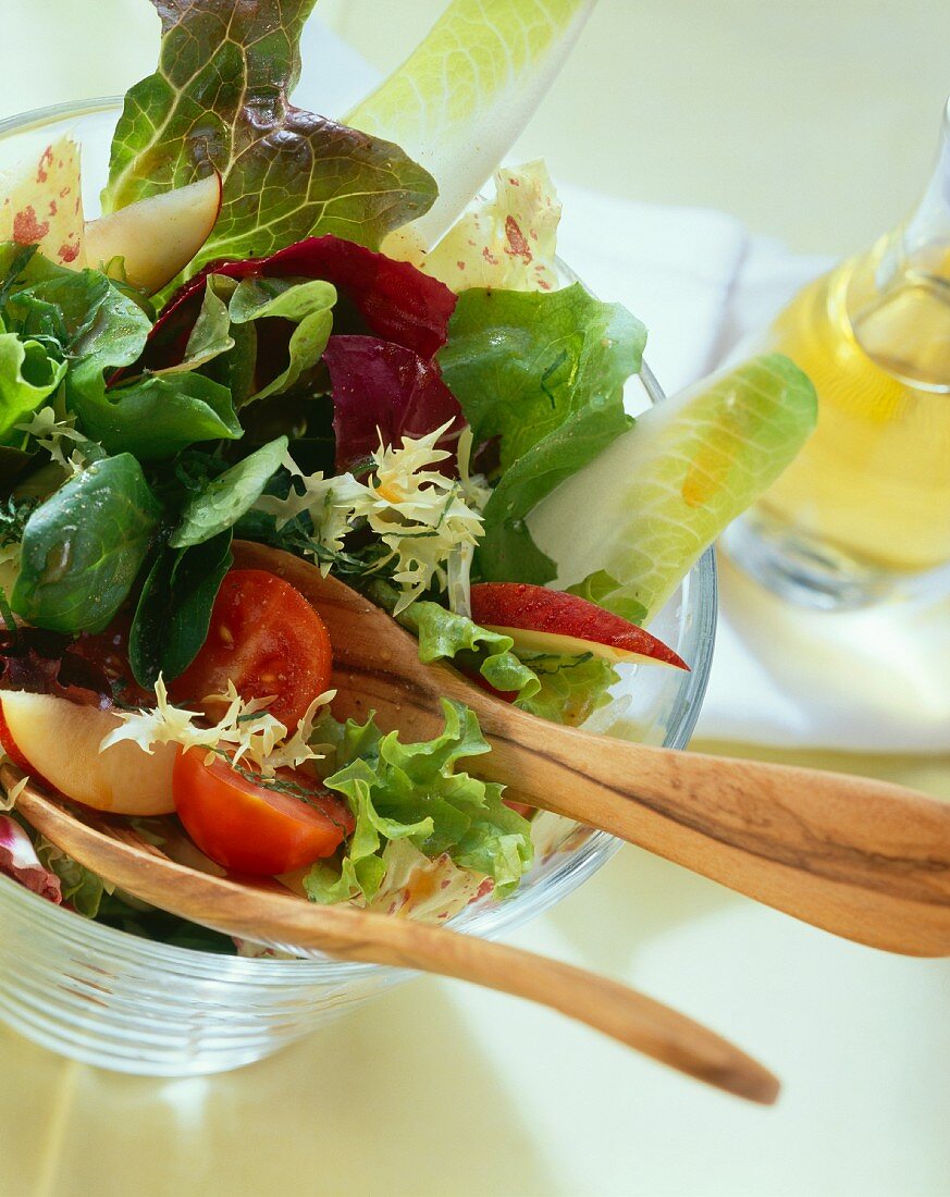 Sommersalat mit Blattsalaten, Kirschtomaten und Nektarinen