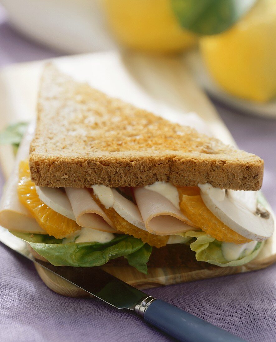 California-Sandwich mit geräucherter Putenbrust und Orangen