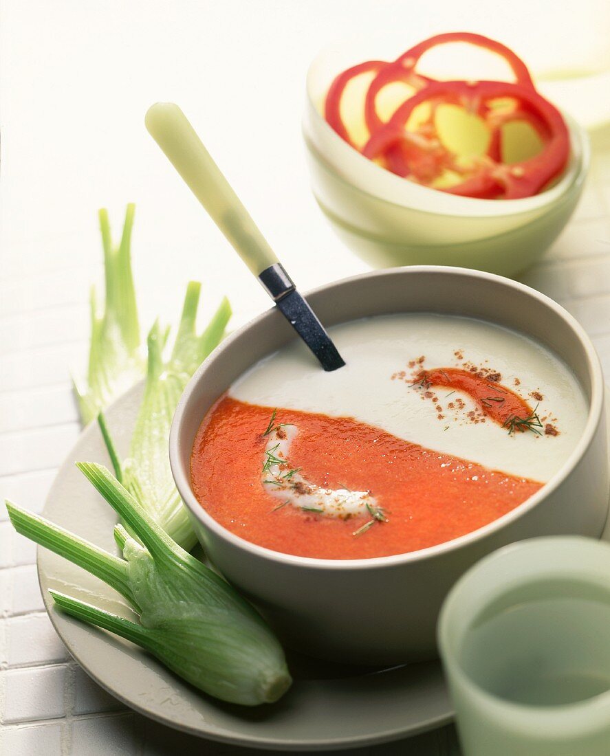 Zweierlei Suppen in einer Schale: Paprika- und Fenchelsuppe