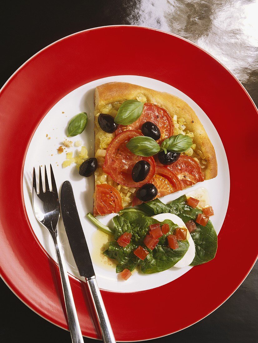 Pizza mit Tomaten; Zwiebeln und Oliven