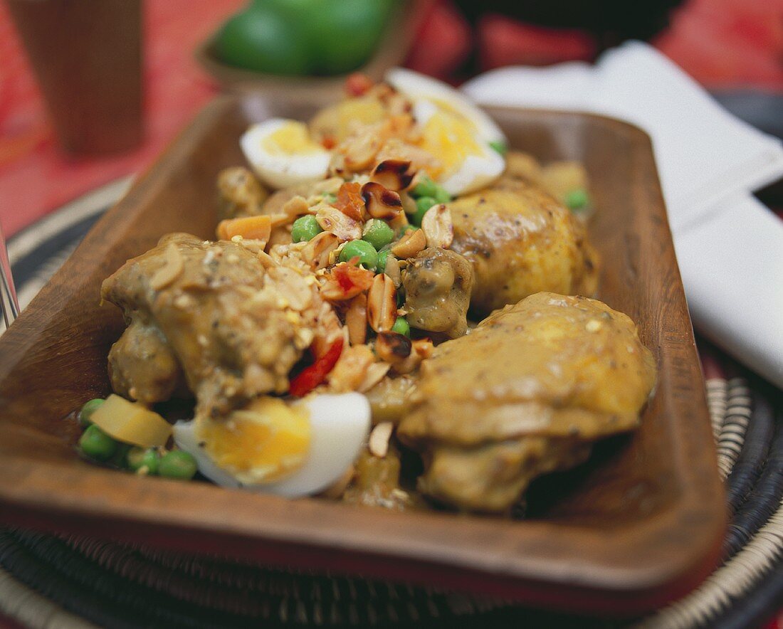 Hähnchen mit Erdnüssen und gekochten Eiern (Kenia)
