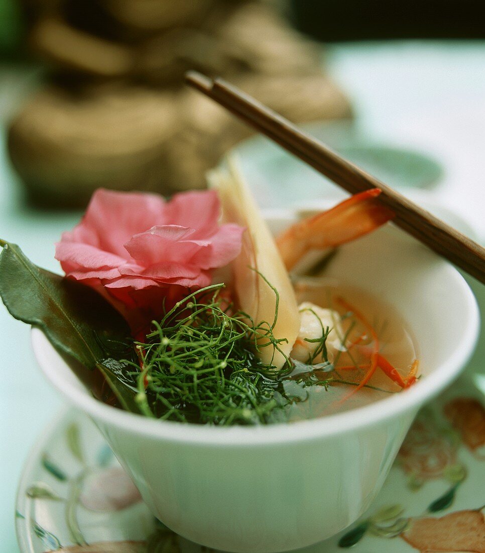 Würzige Garnelensuppe aus Thailand