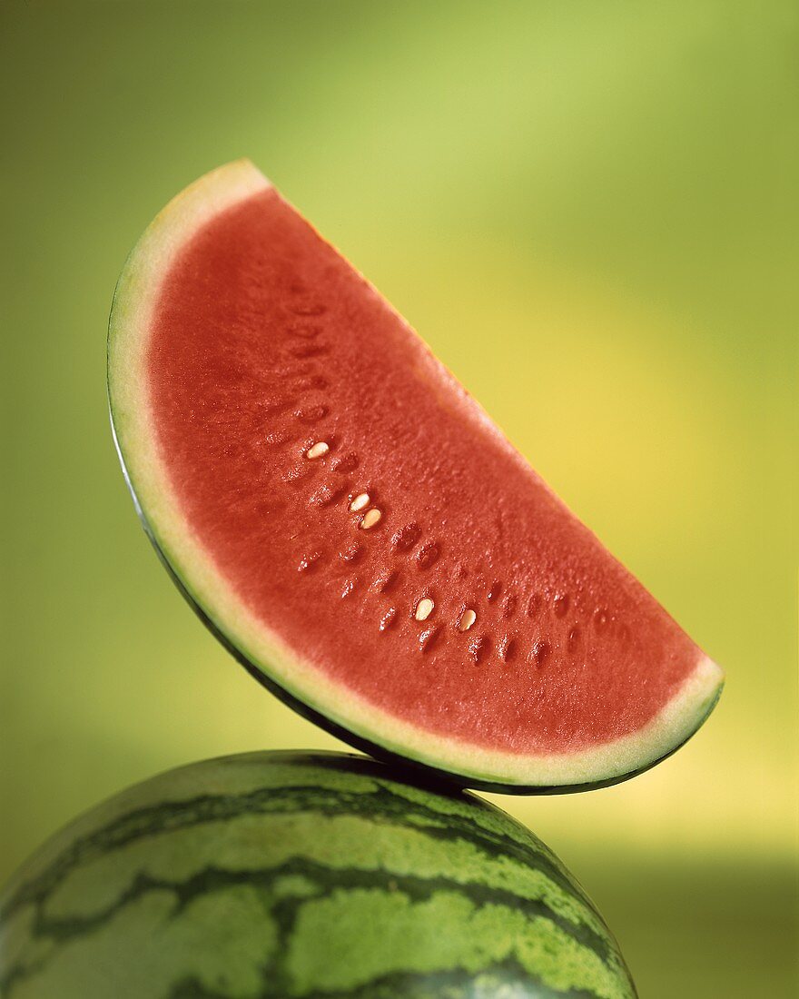 Wassermelonenspalte auf ganzer Melone
