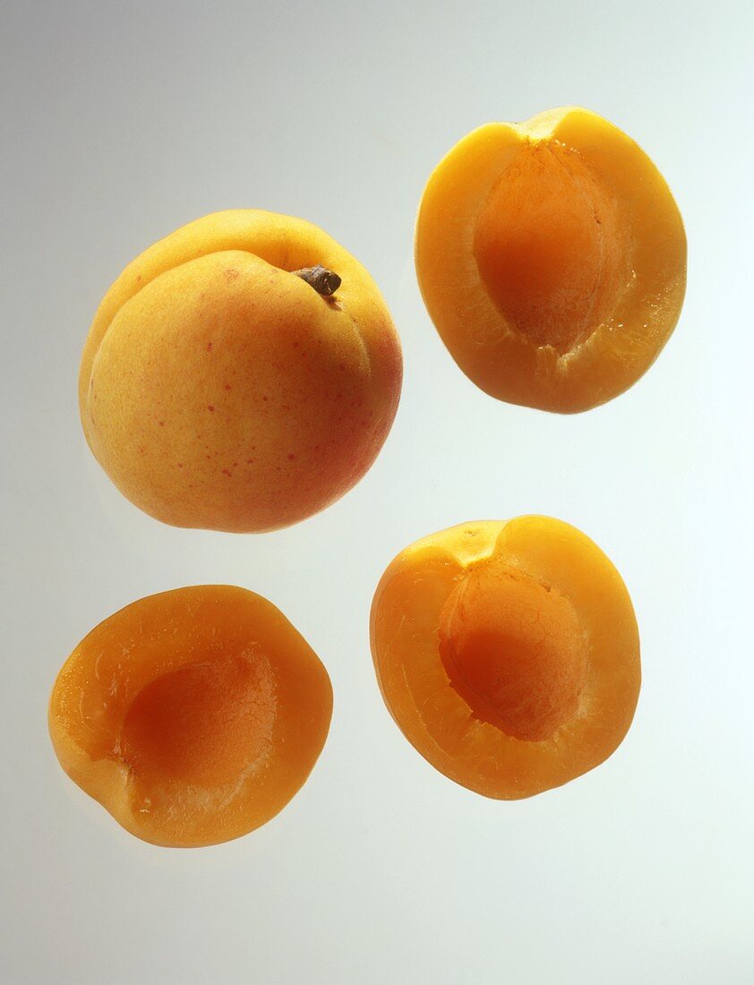Aprikosen, ganz und halbiert
