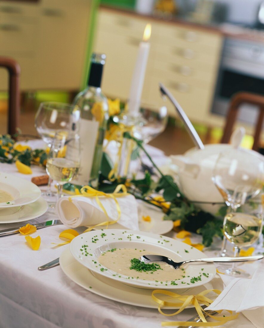 Festlich gedeckter Tisch mit Champignon-Creme-Suppe und Wein