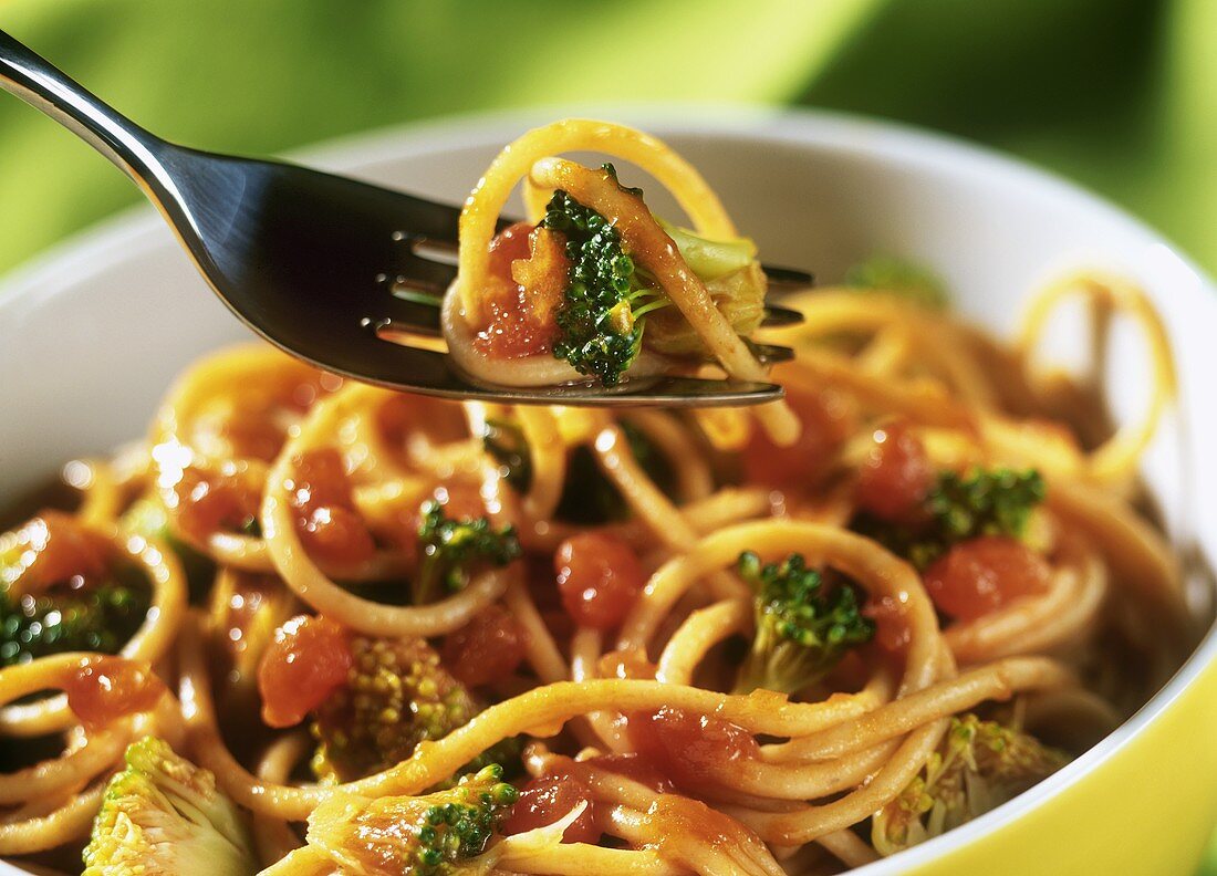 Spaghetti with broccoli and tomatoes