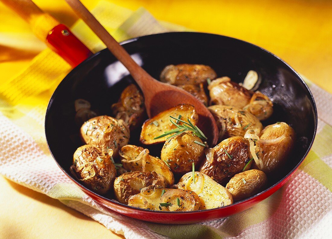 Sauté potatoes with rosemary in the pan