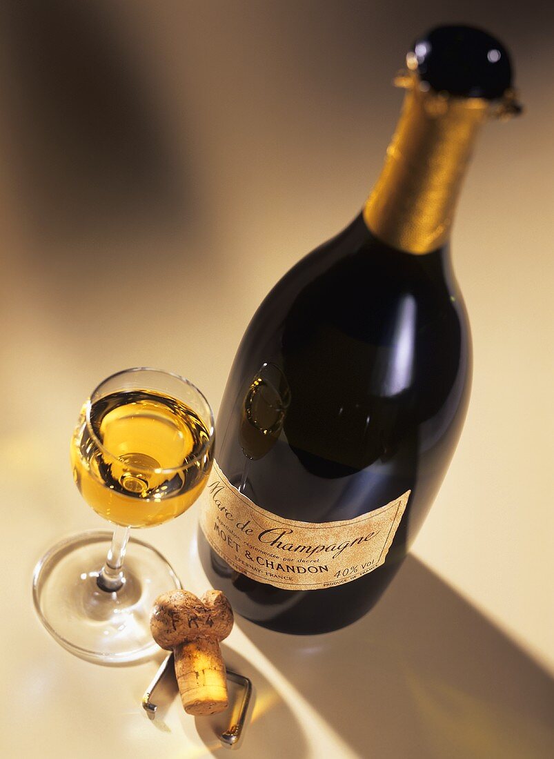 Ein Glas Marc de Champagne mit Flasche (Moet & Chandon)