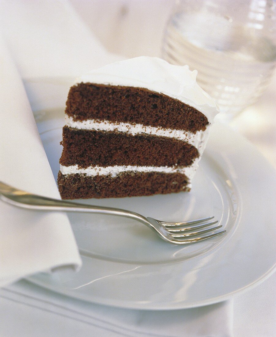 Ein Stück Schoko-Biskuit-Torte mit Sahnefüllung