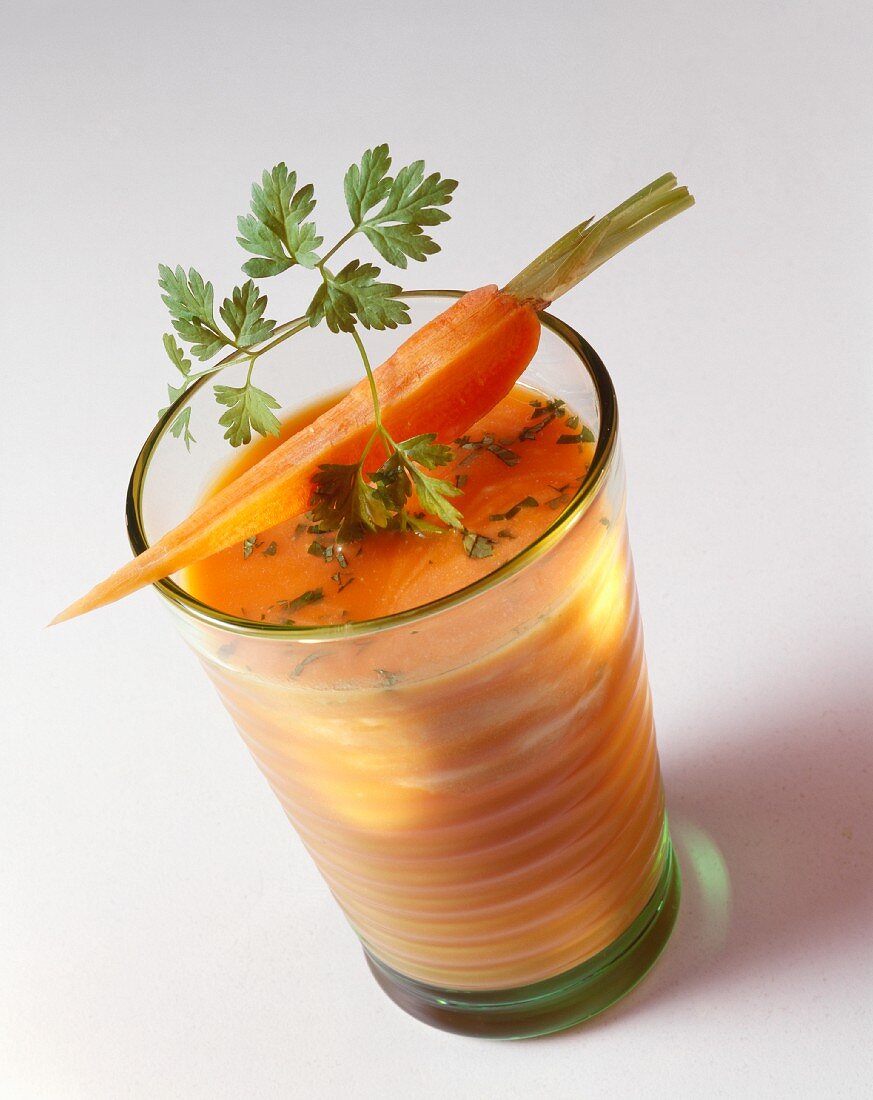Karotten-Molke-Drink mit Petersilie