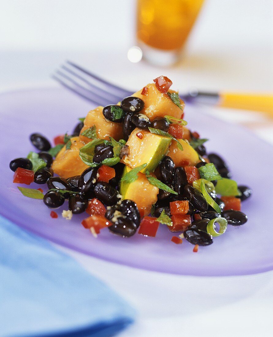 Schwarzer Bohnensalat mit Papaya