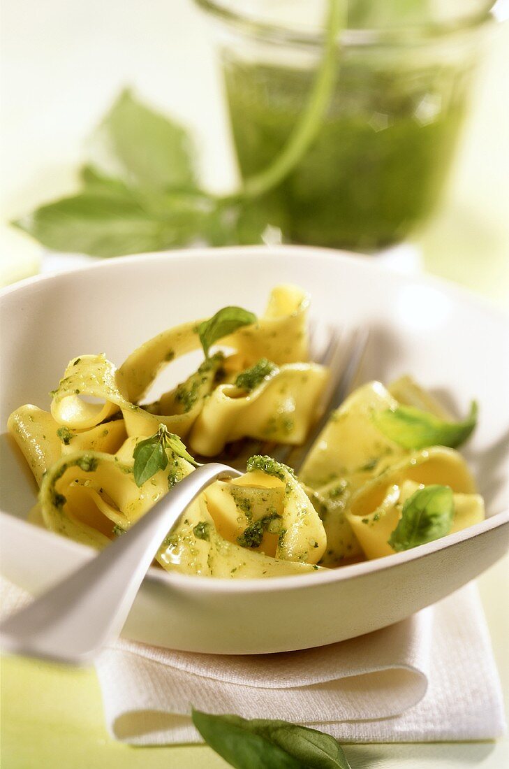 Tagliatelle con pesto alla genovese (Bandnudeln mit Pesto)