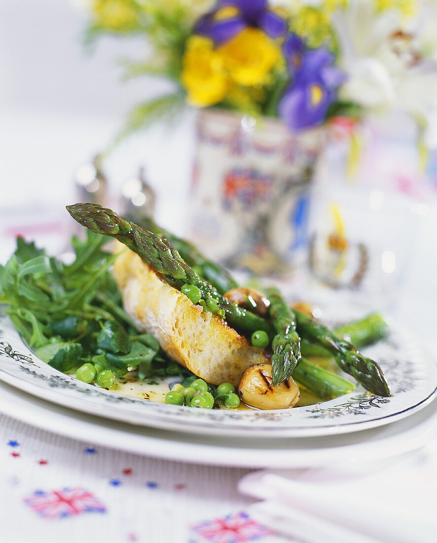 Green asparagus with rocket and ciabatta