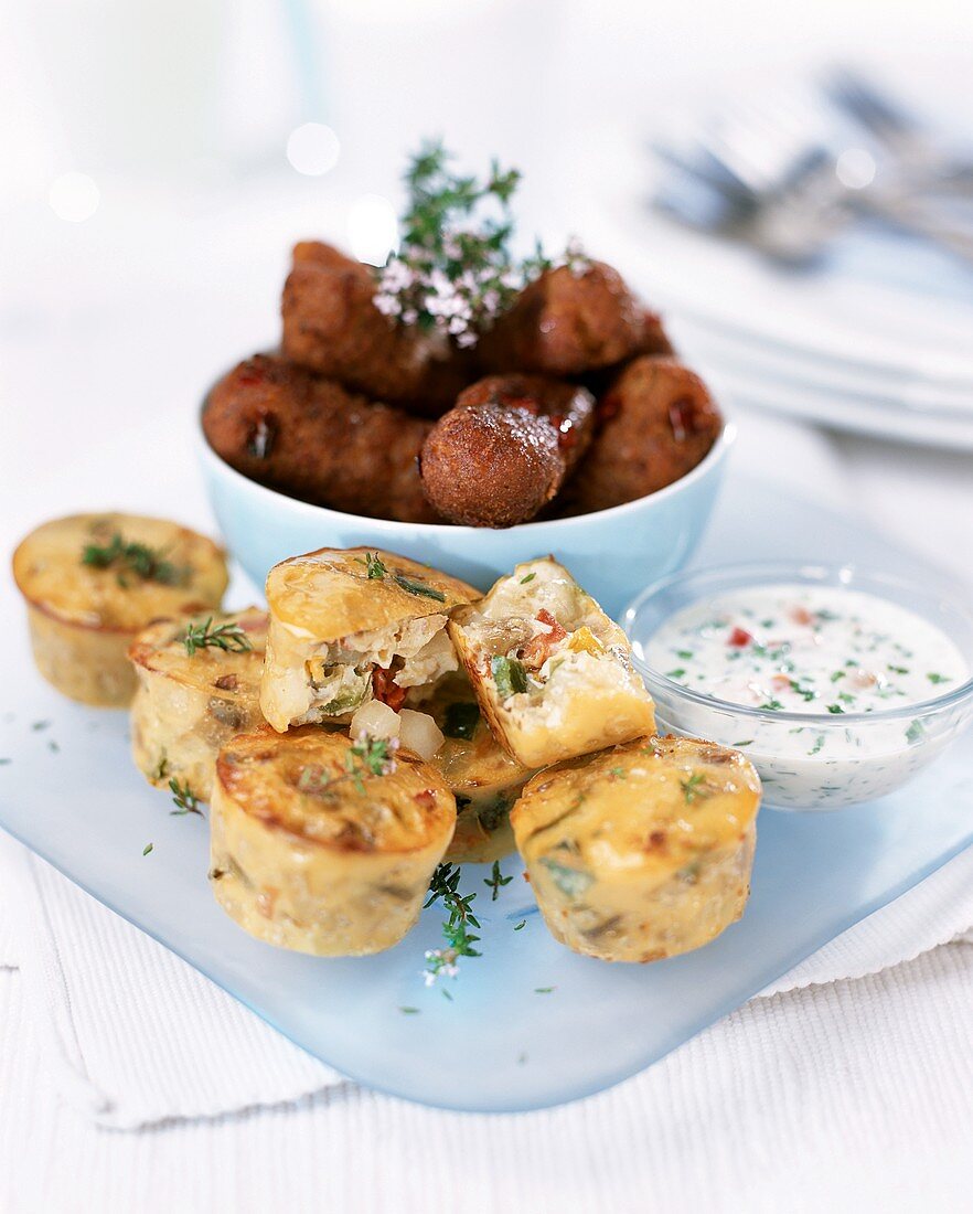 Gemüsemuffin mit scharfen Kroketten und Joghurtdip