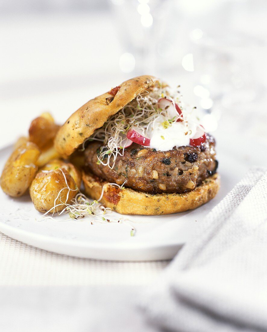 Selbstgemachter Hamburger mit Sprossen und Blechkartoffeln