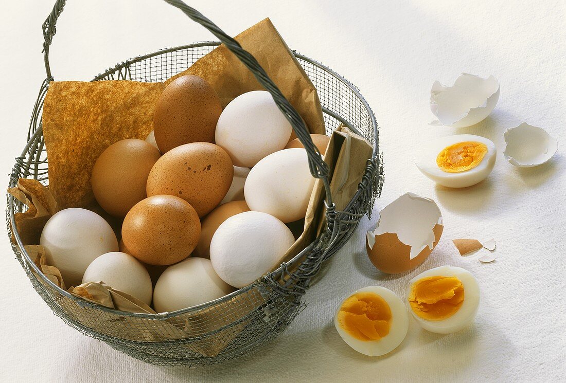 Stillleben mit frischen und gekochten Eiern