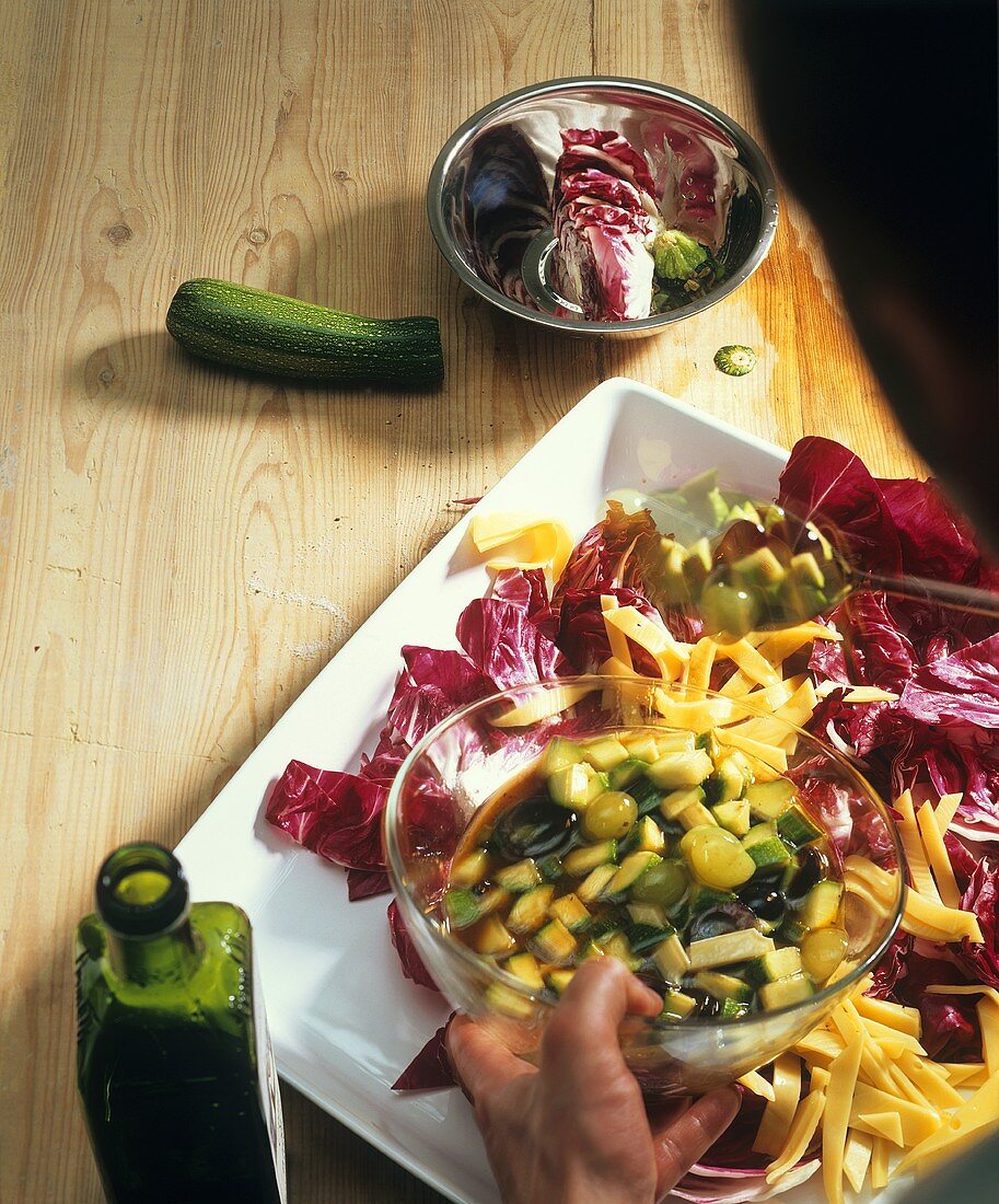 Radicchiosalat mit Zucchini-Käse-Vinaigrette anrichten