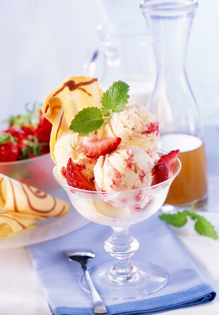Holunderblütensirup-Erdbeer-Eis mit Hippengebäck
