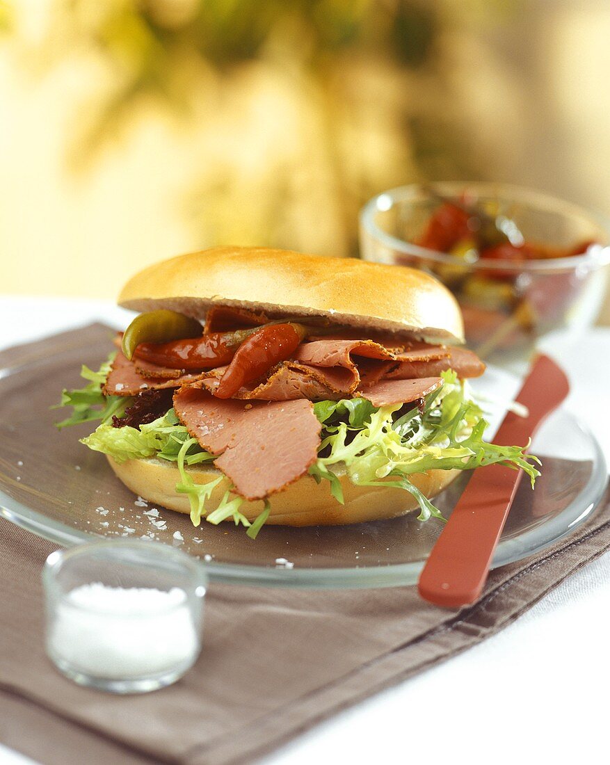 Sandwich mit Pastirma-Schinken und Chilischoten