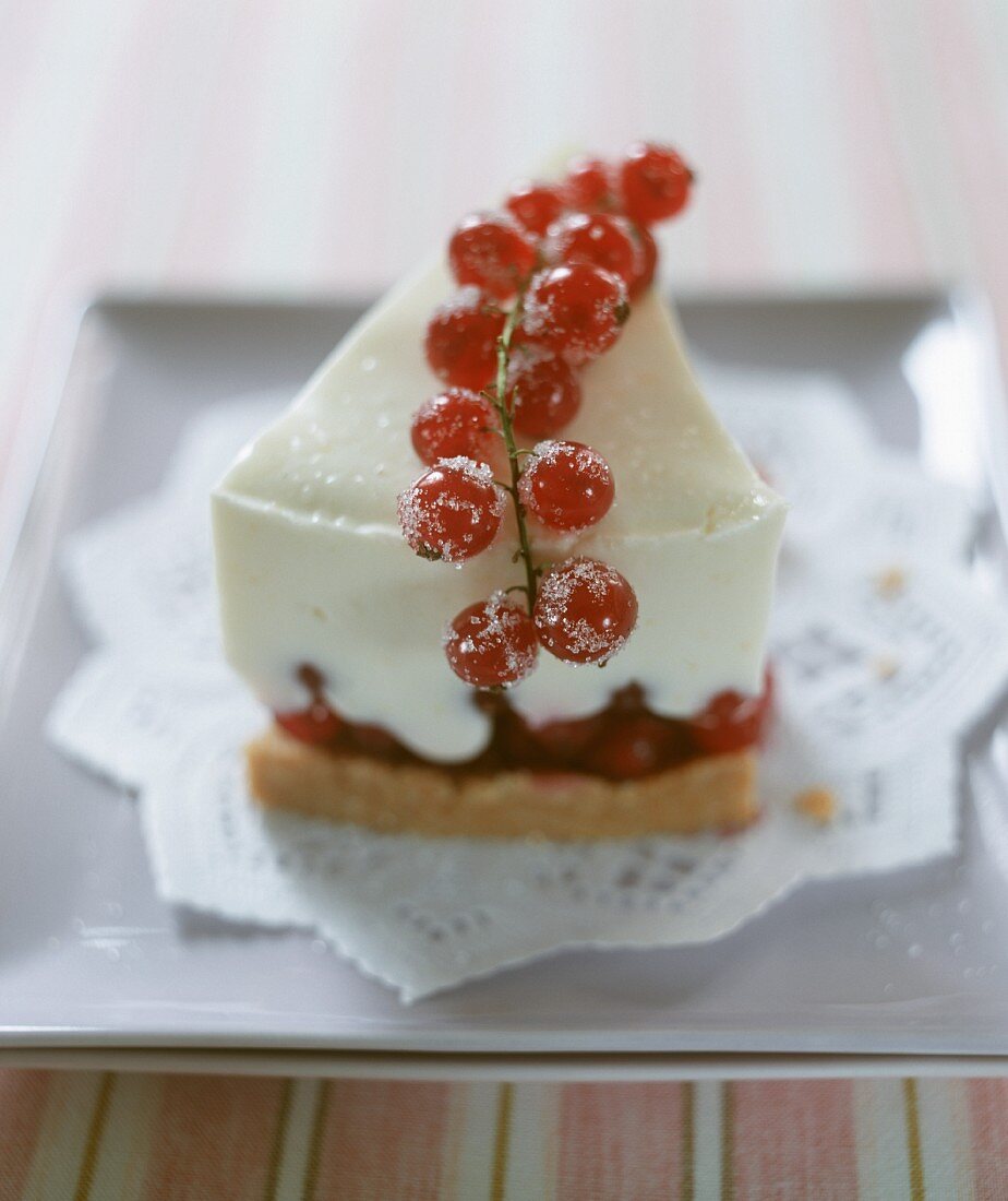 Johannisbeer-Joghurt-Torte mit … – Bilder kaufen – 172796 StockFood