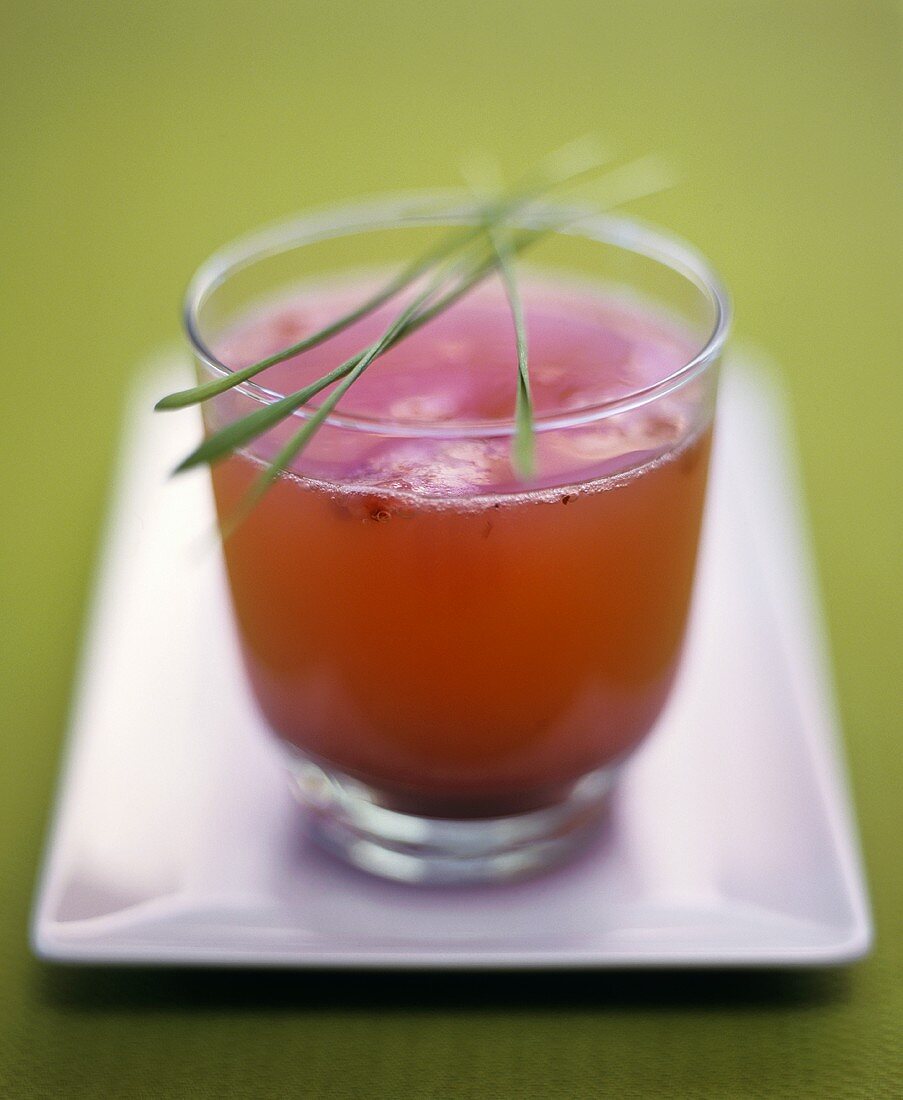 Grapefruit-Preiselbeer-Drink mit Weizengras