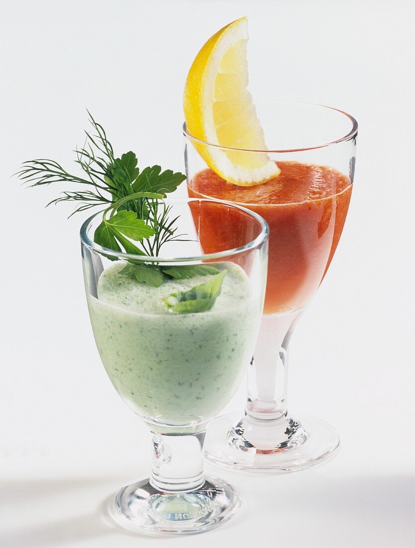 Gurken-Kräuter-Drink und Tomatencocktail
