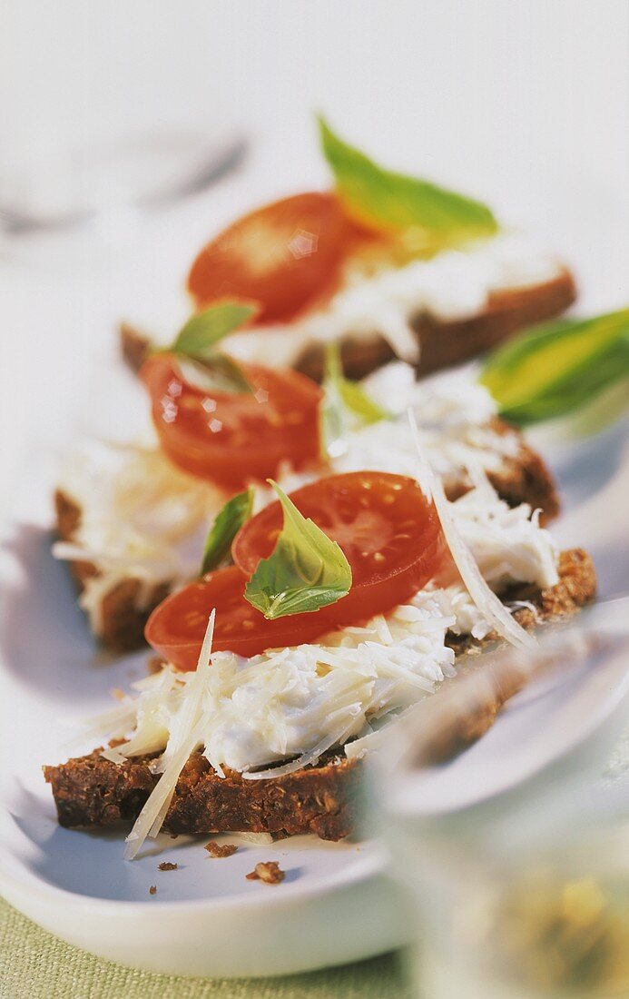 Wholemeal bread with cheese mousse and tomatoes