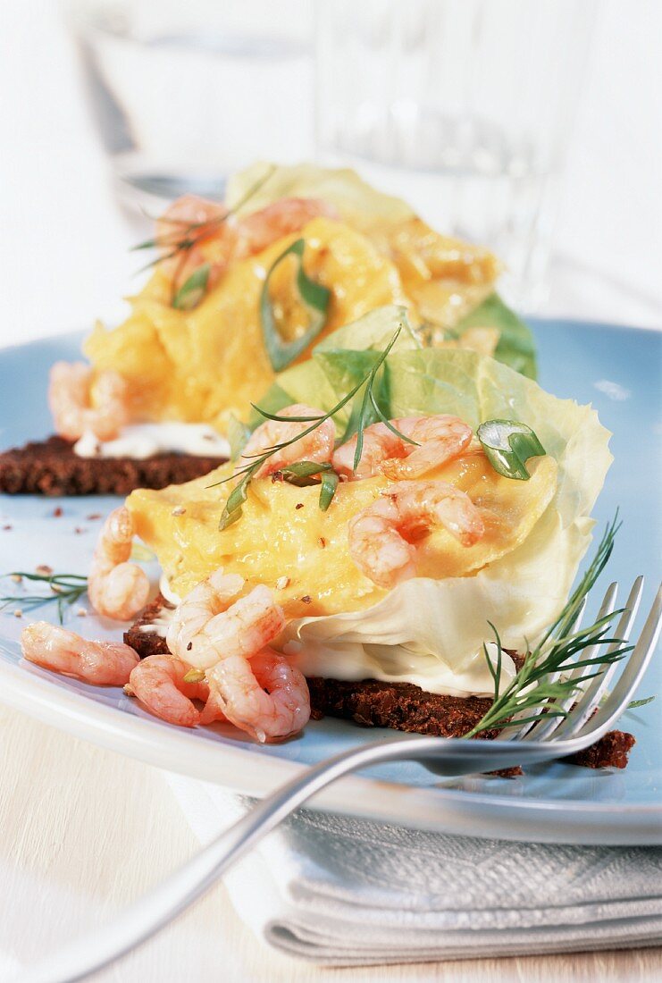 Pumpernickel with scrambled egg and shrimps
