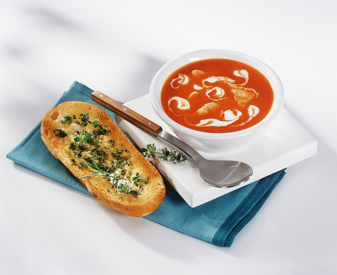 Paprikacremesuppe mit Fisch und geröstetem Baguettbrötchen