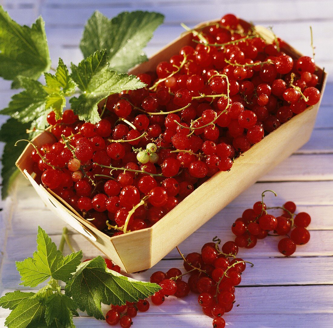 Redcurrants in a wooden bowl