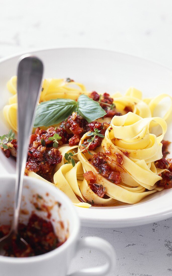 Fettuccine al pesto rosso (Bandnudeln mit Tomatenpesto)